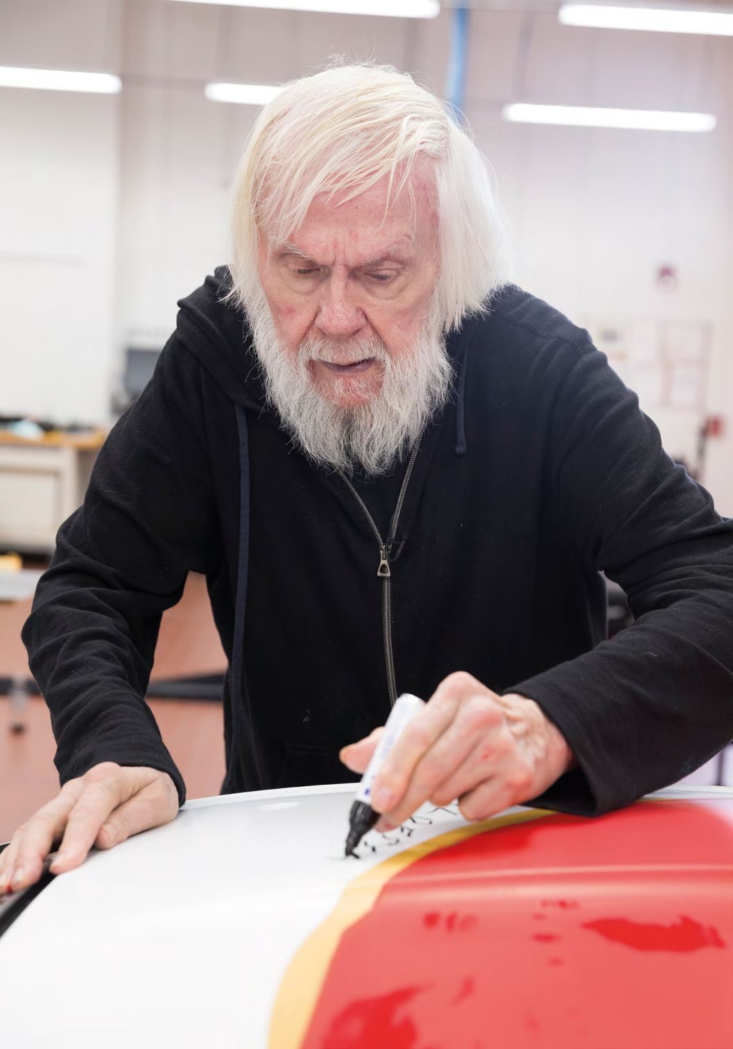 John Baldessari firma  la sua Bmw Art Car